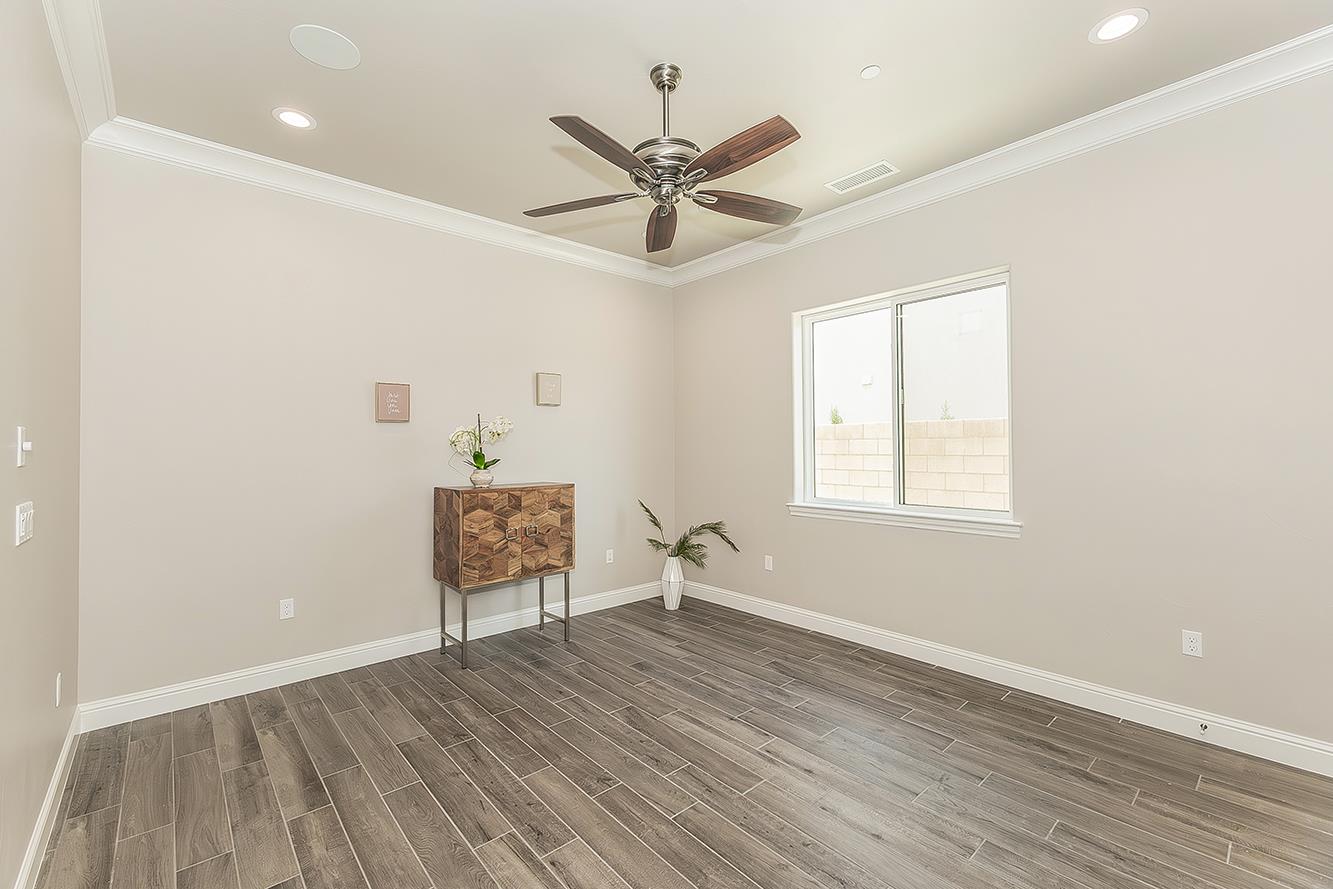 2315 E Courtside Dr, Fresno, CA 93730