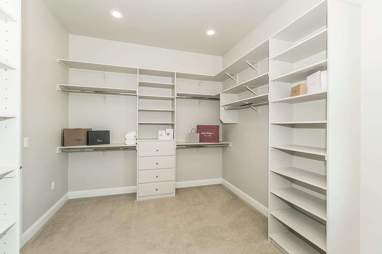 2315 E Courtside Dr, Fresno, CA 93730