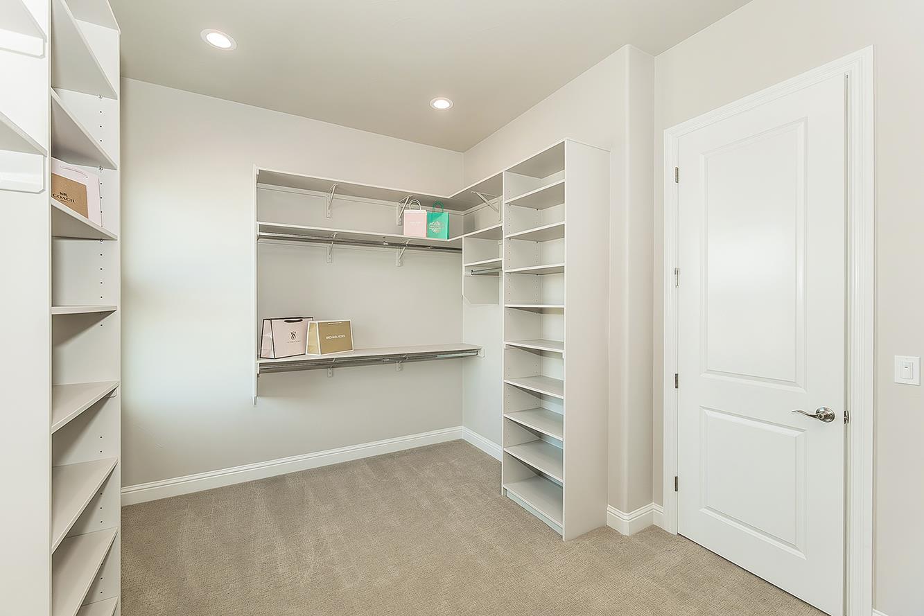 2315 E Courtside Dr, Fresno, CA 93730