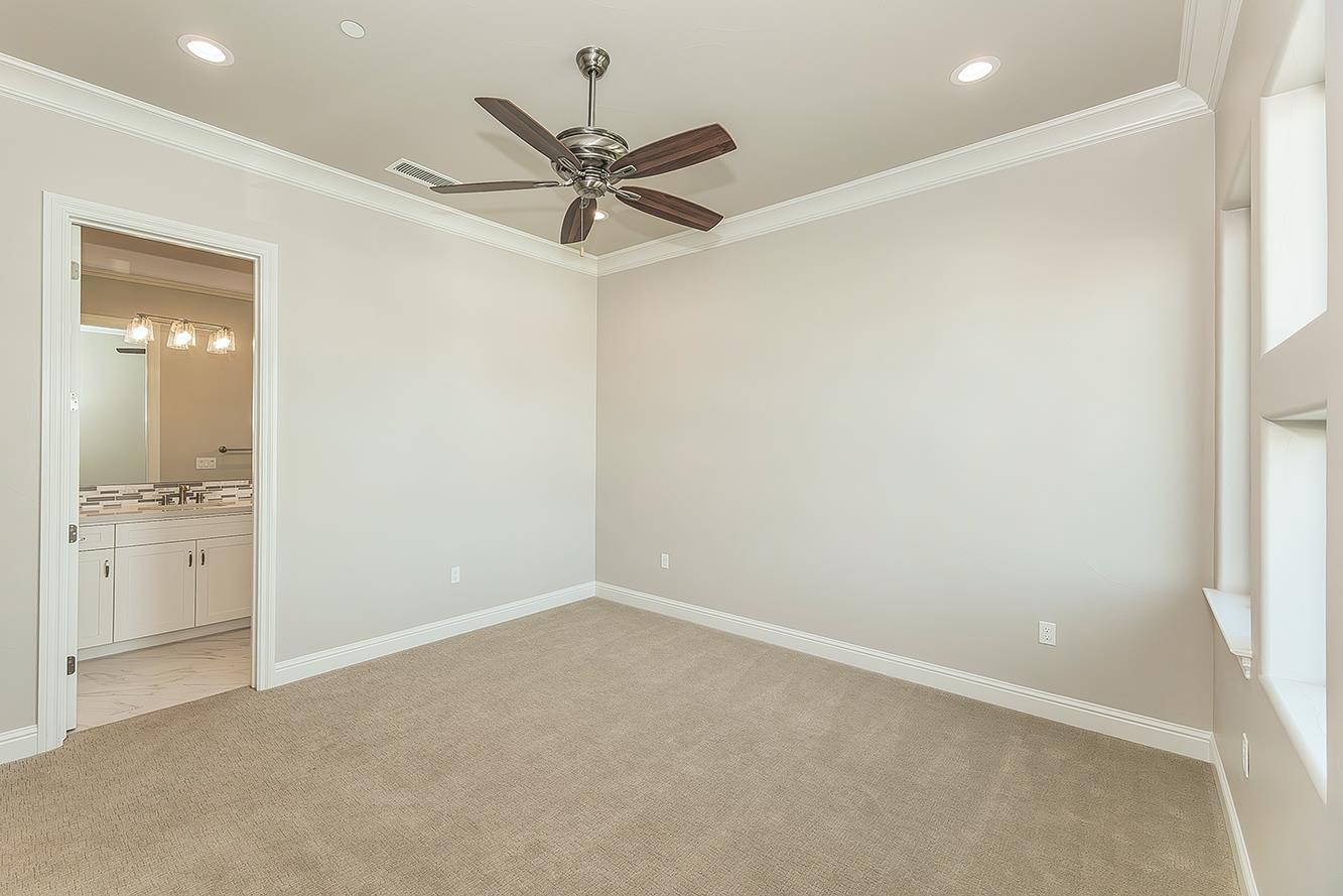 2315 E Courtside Dr, Fresno, CA 93730