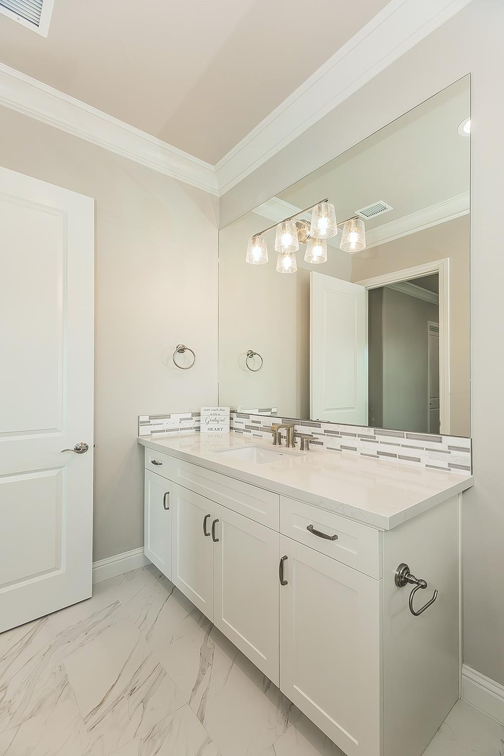 2315 E Courtside Dr, Fresno, CA 93730