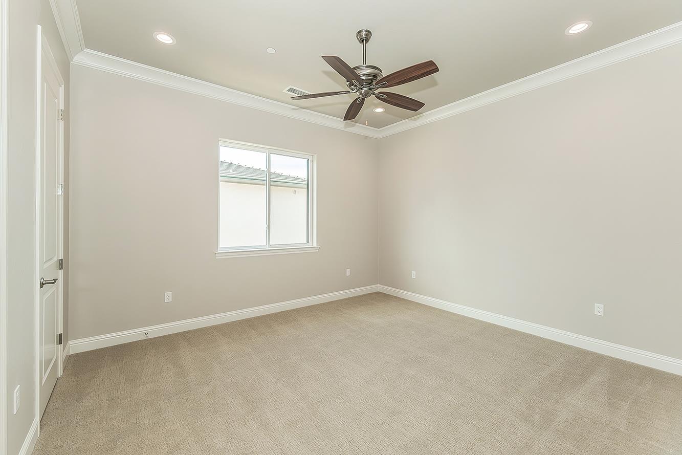 2315 E Courtside Dr, Fresno, CA 93730