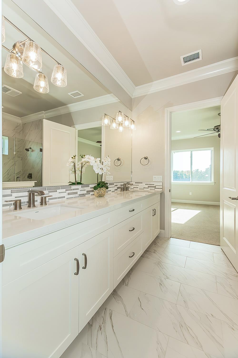 2315 E Courtside Dr, Fresno, CA 93730