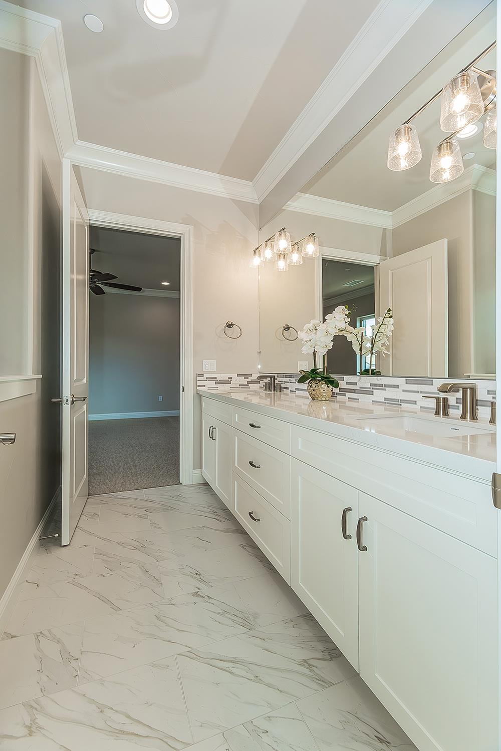 2315 E Courtside Dr, Fresno, CA 93730