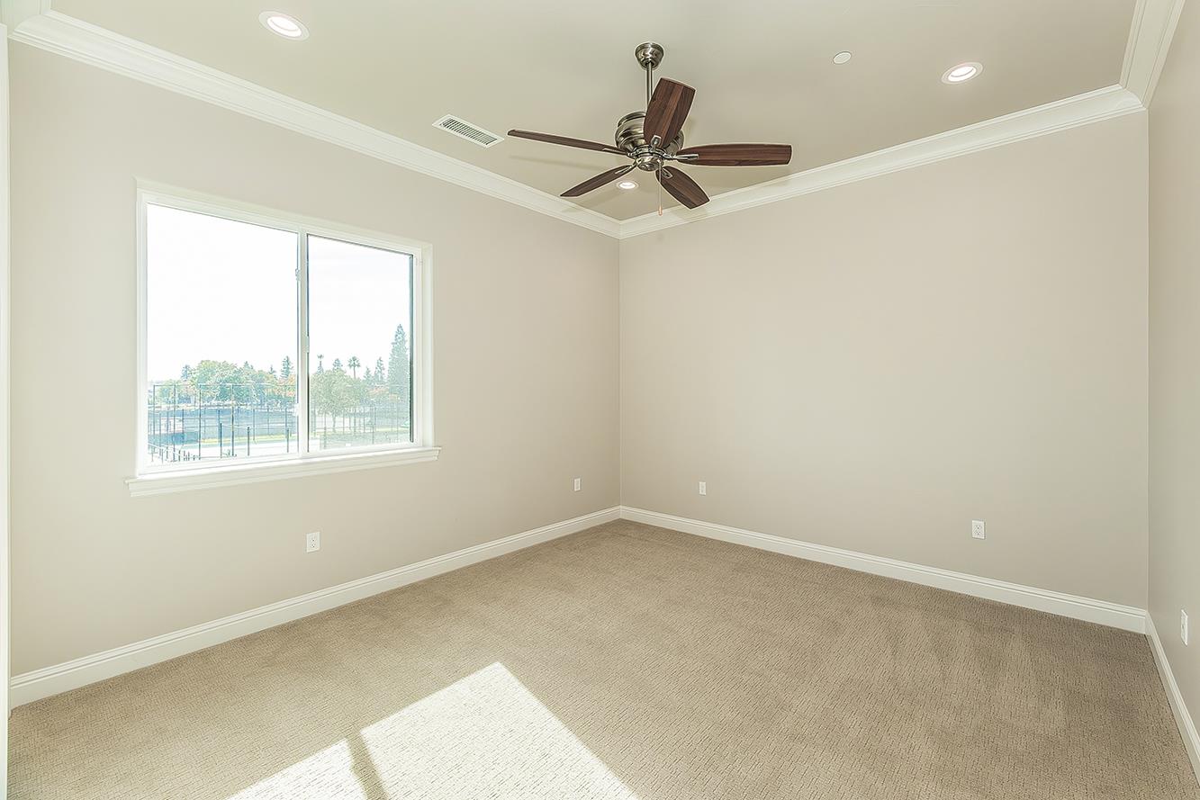 2315 E Courtside Dr, Fresno, CA 93730