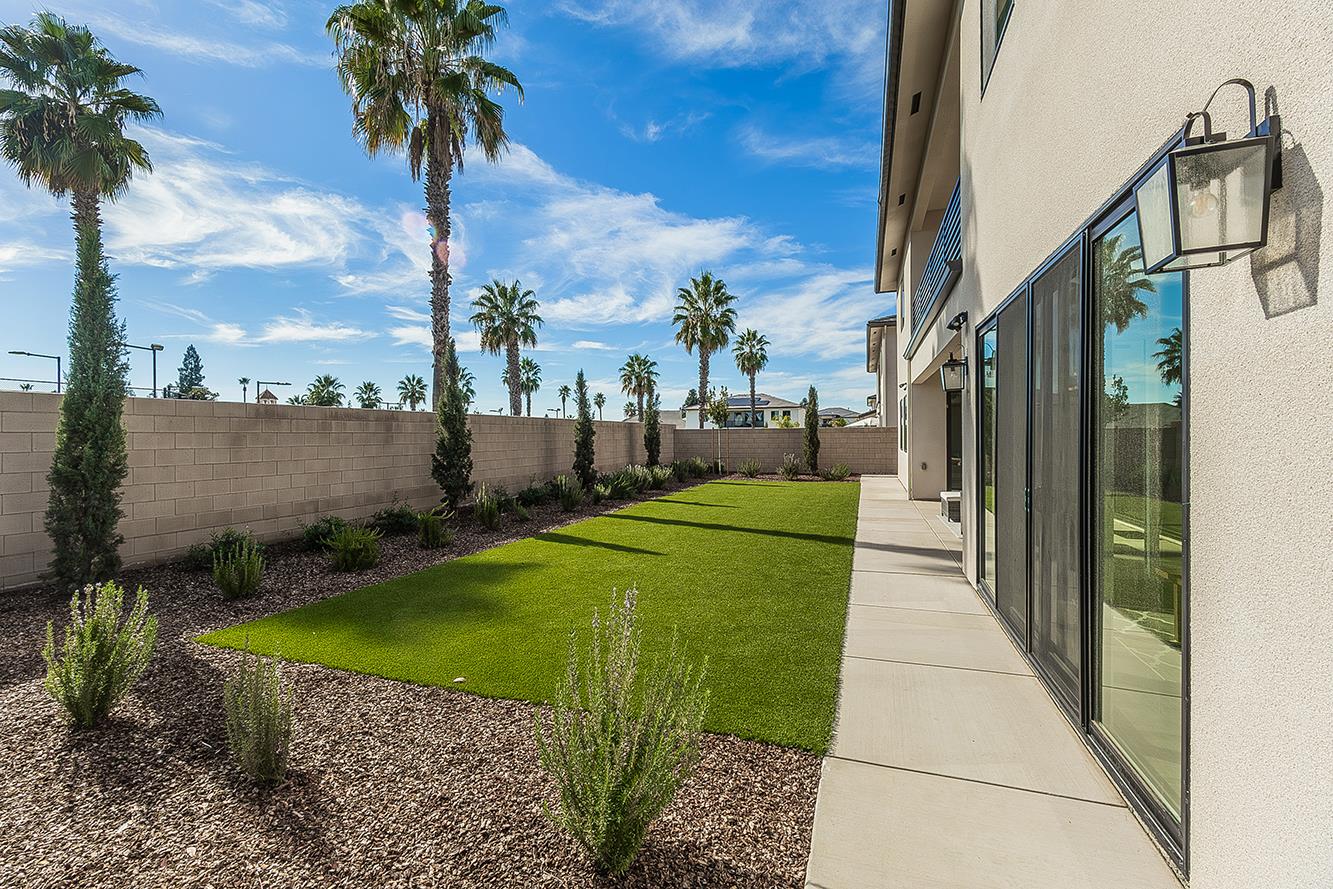 2315 E Courtside Dr, Fresno, CA 93730