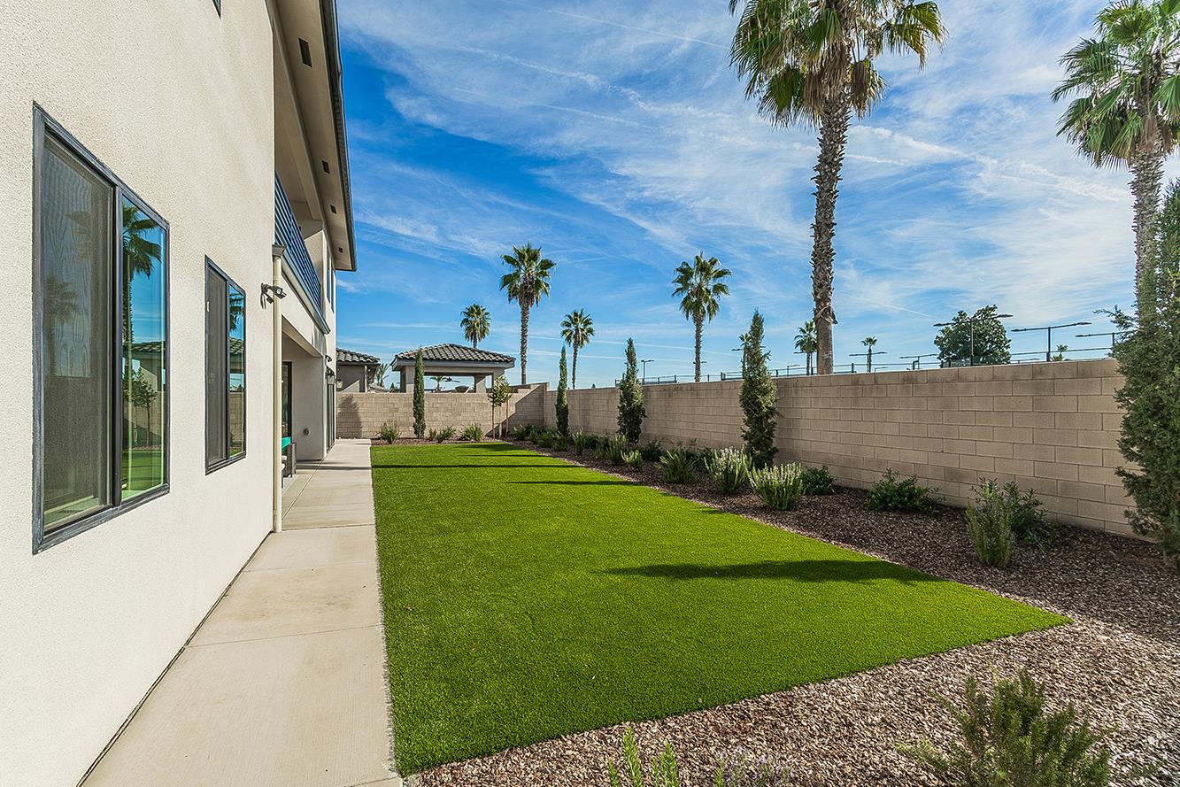 2315 E Courtside Dr, Fresno, CA 93730