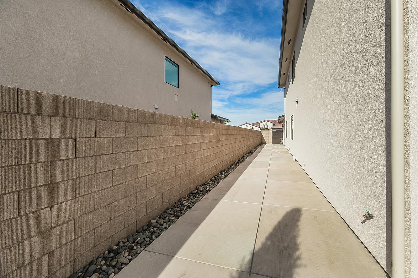 2315 E Courtside Dr, Fresno, CA 93730