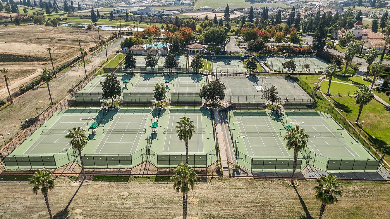 2315 E Courtside Dr, Fresno, CA 93730