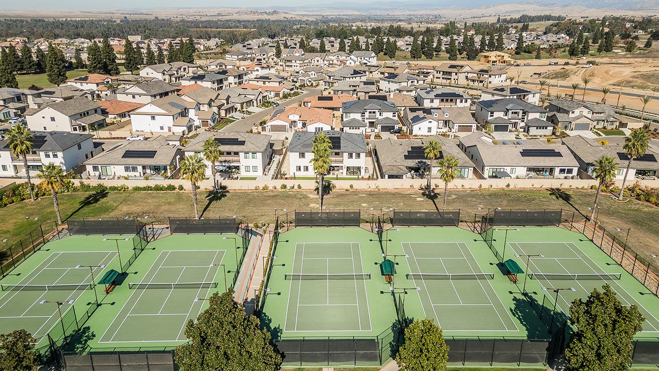 2315 E Courtside Dr, Fresno, CA 93730