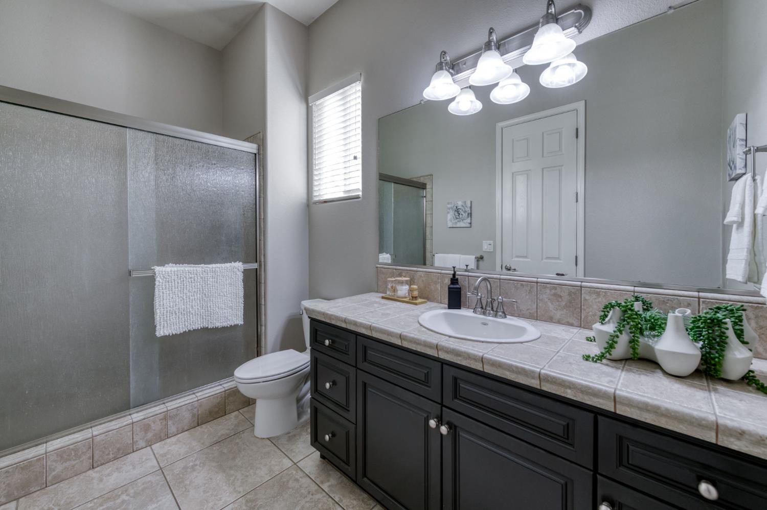 1882 N Nadine Ave, Clovis, CA 93619