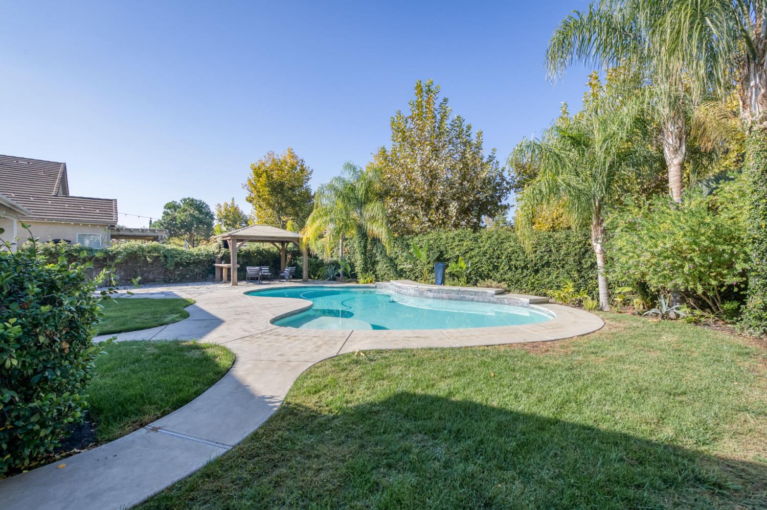 1882 N Nadine Ave, Clovis, CA 93619