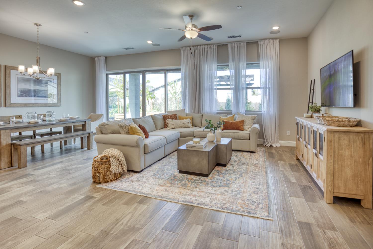 6351 E Millie Dr, Fresno, CA 93727