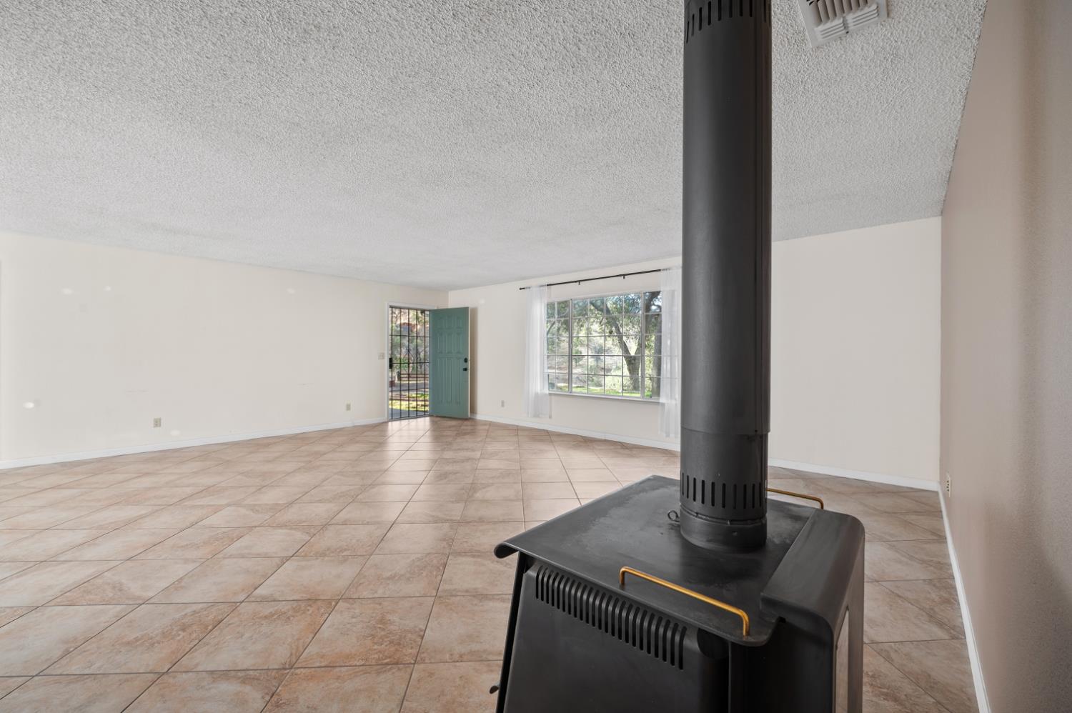 38570 Rustic Ln, Yokuts Valley, CA 93675