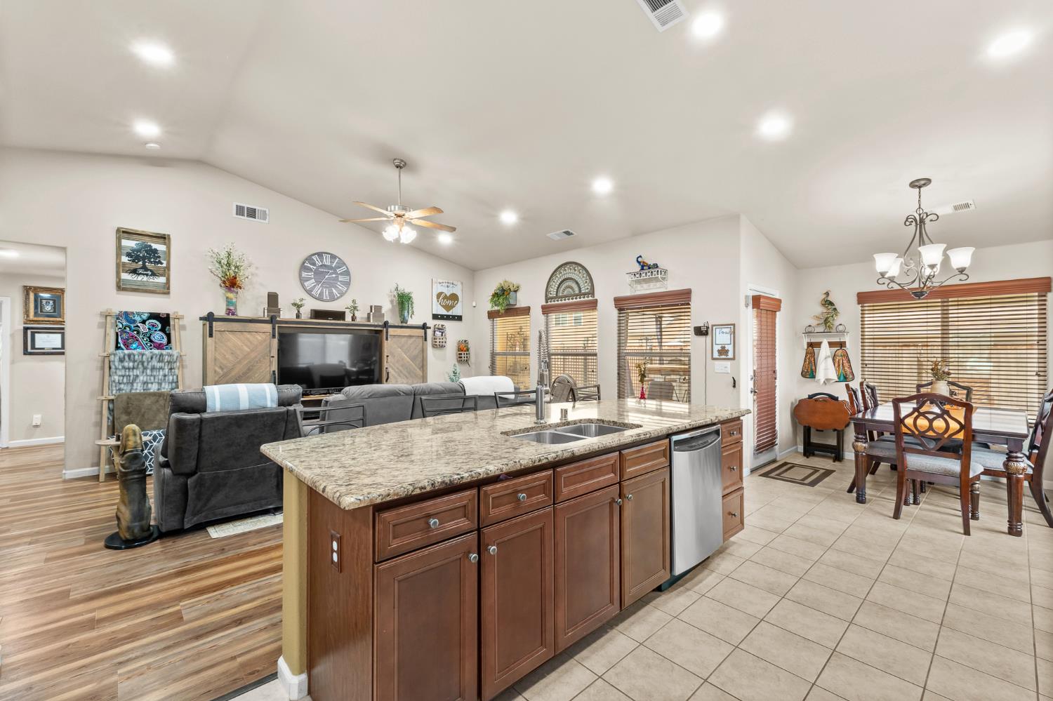 5887 N Bonta Ave, Fresno, CA 93723