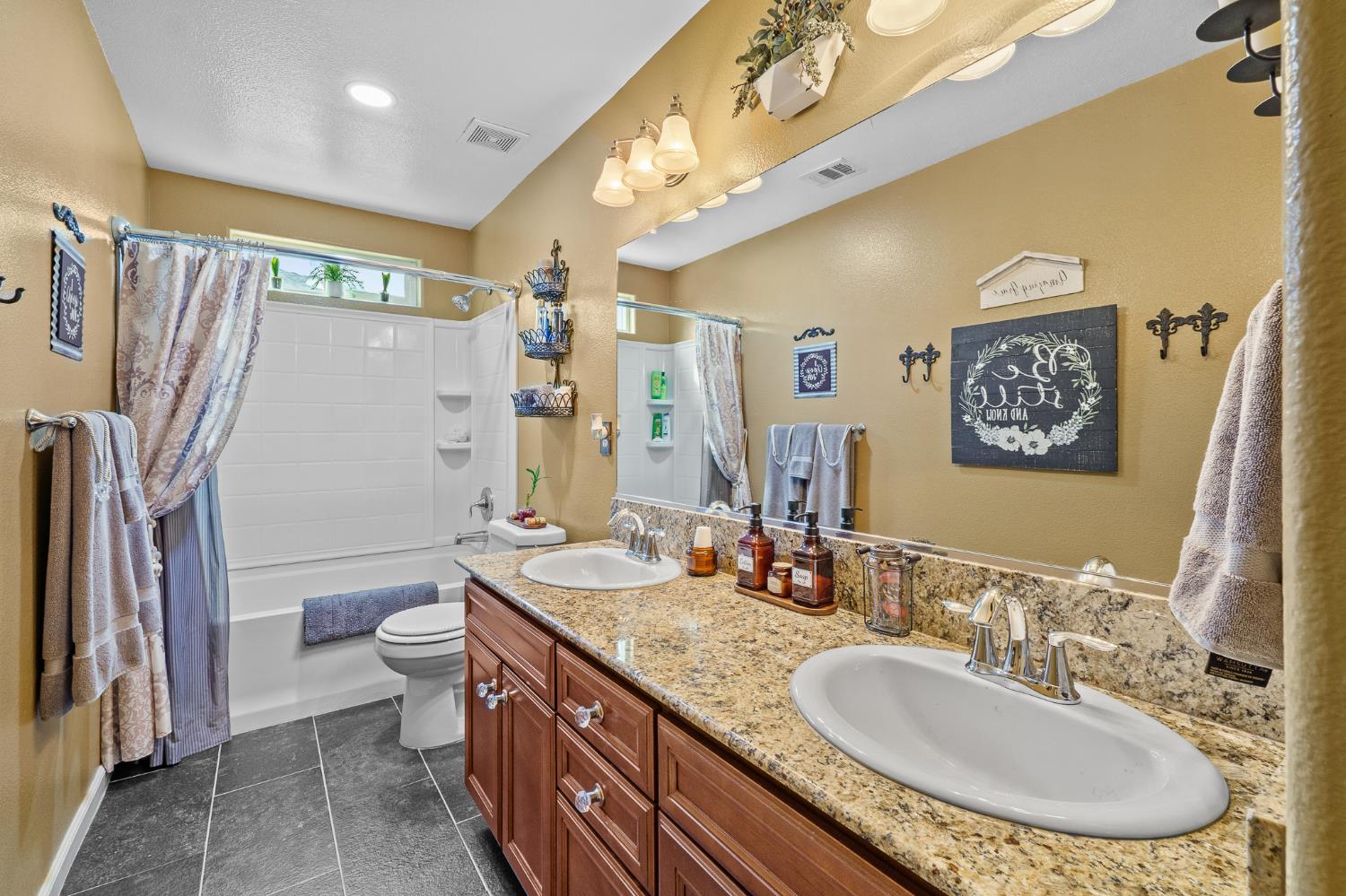 5887 N Bonta Ave, Fresno, CA 93723