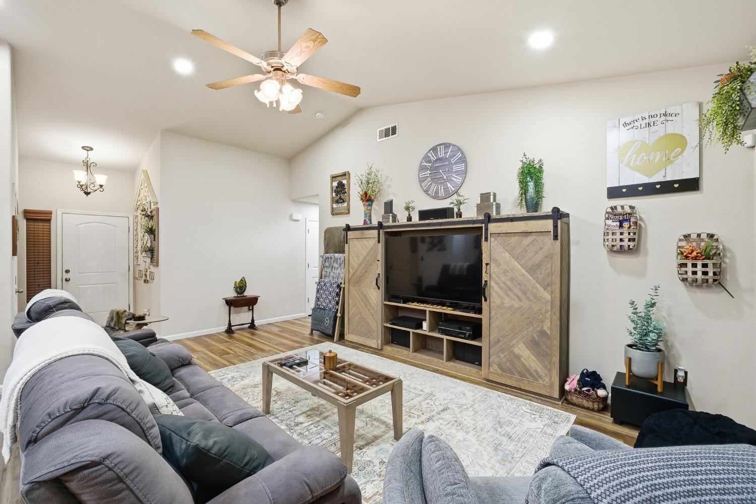 5887 N Bonta Ave, Fresno, CA 93723