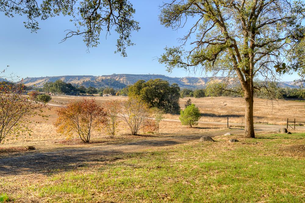 27266 Twin Ponds Rd, Clovis, CA 93619