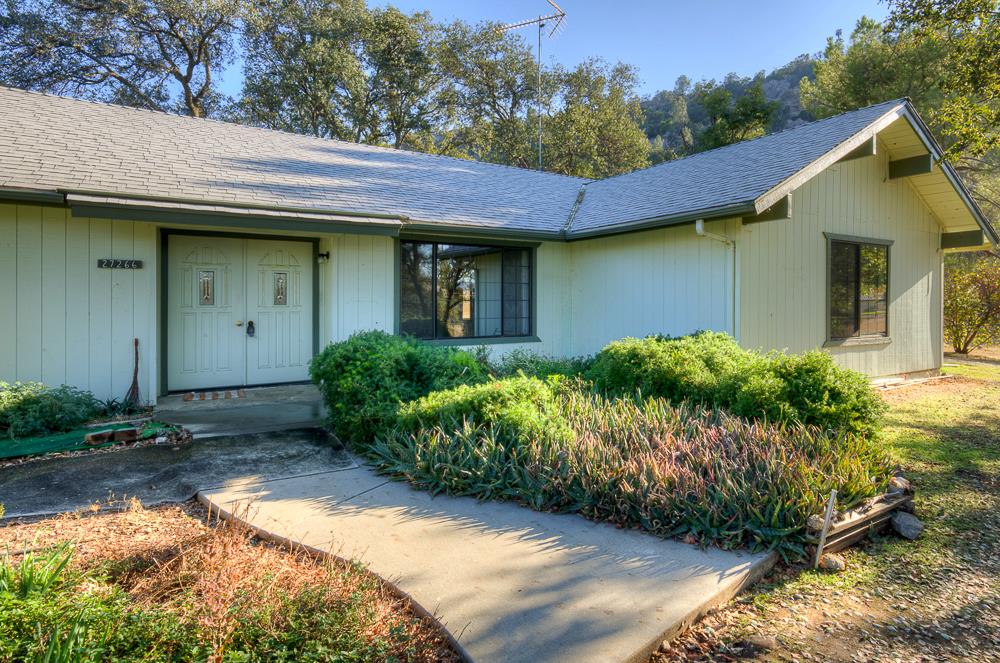 27266 Twin Ponds Rd, Clovis, CA 93619
