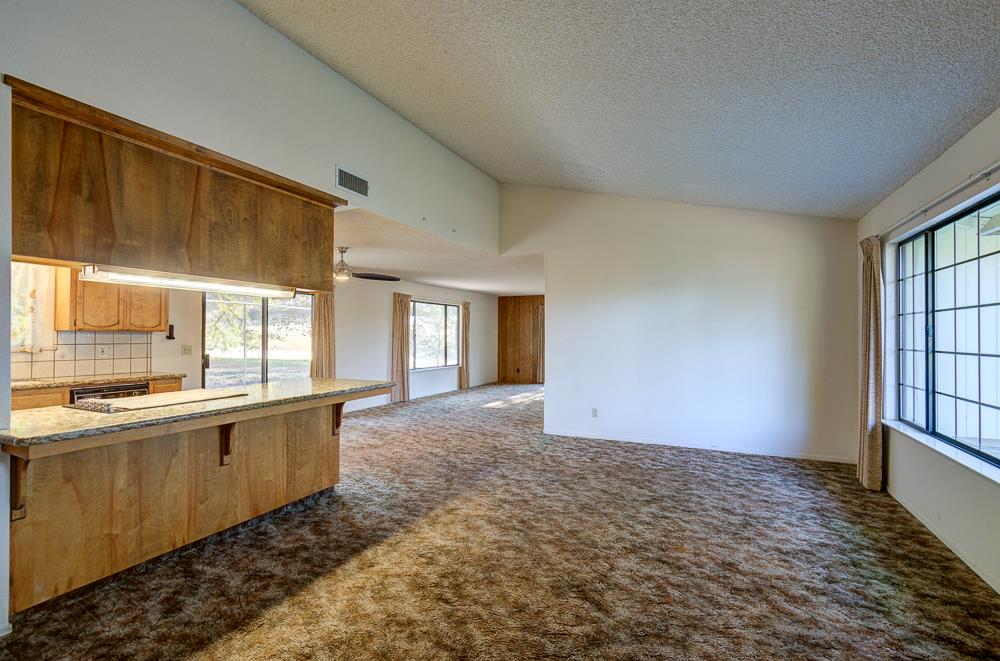 27266 Twin Ponds Rd, Clovis, CA 93619