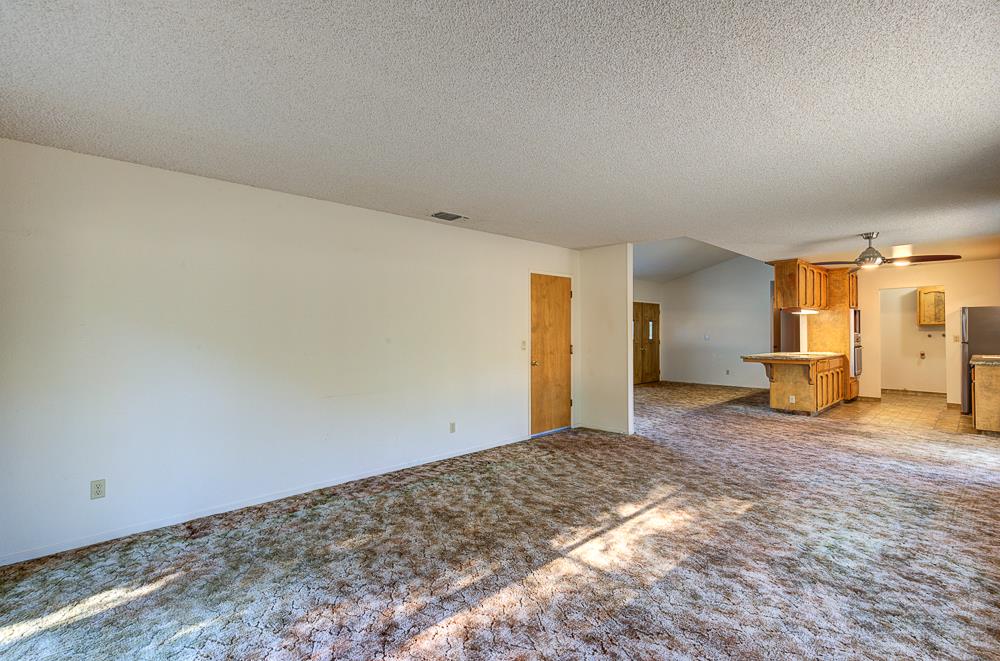 27266 Twin Ponds Rd, Clovis, CA 93619