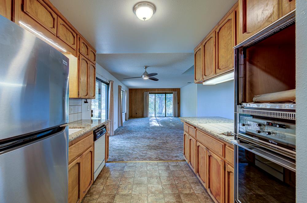 27266 Twin Ponds Rd, Clovis, CA 93619