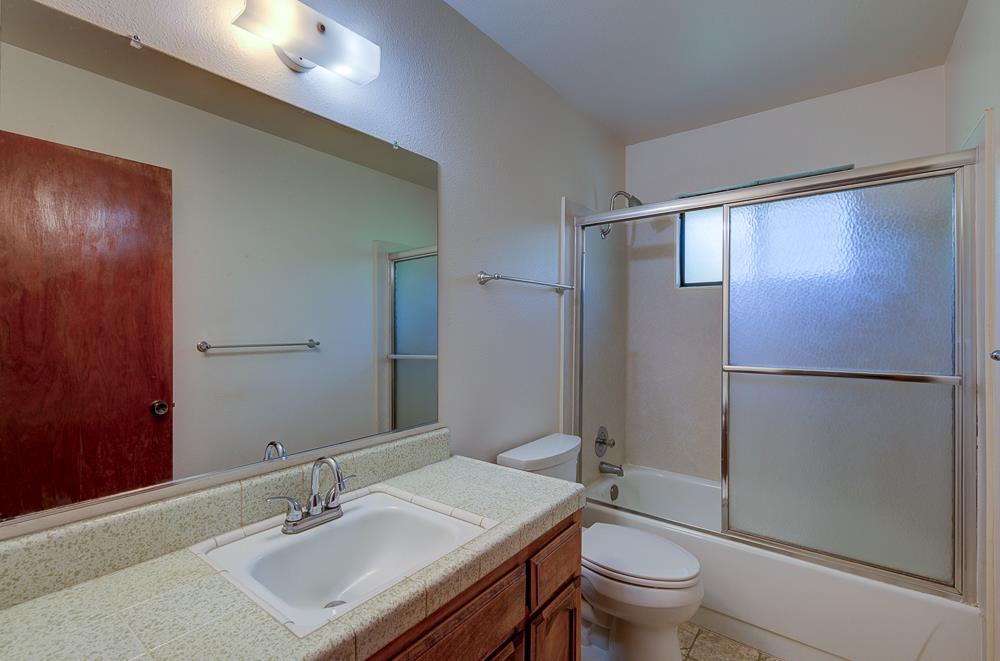 27266 Twin Ponds Rd, Clovis, CA 93619