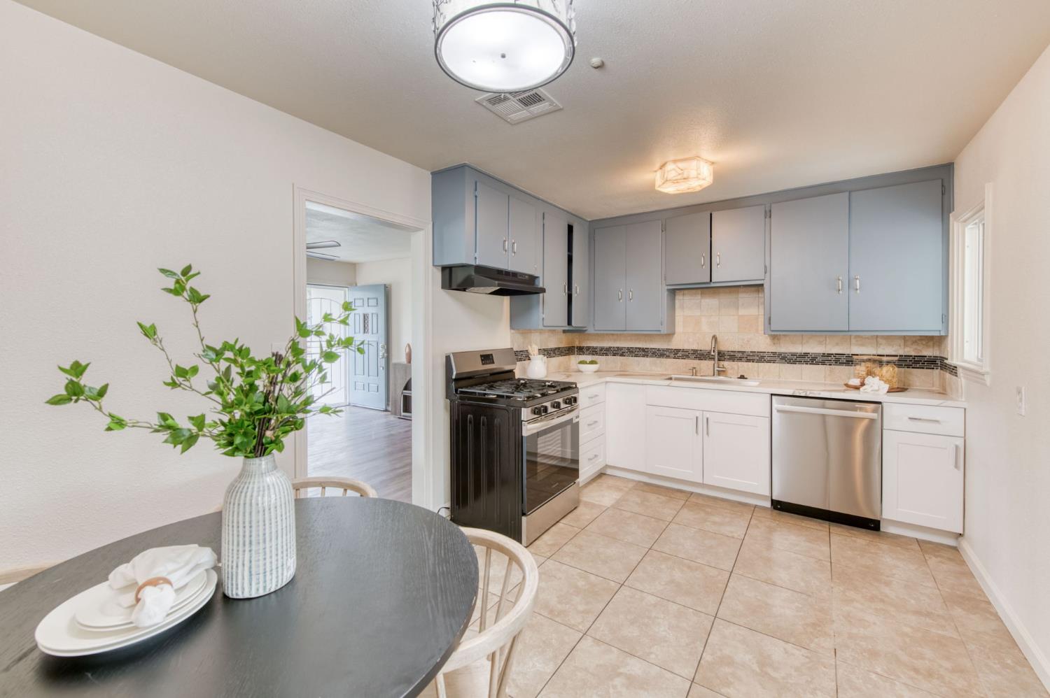 928 W Lansing Way, Fresno, CA 93705