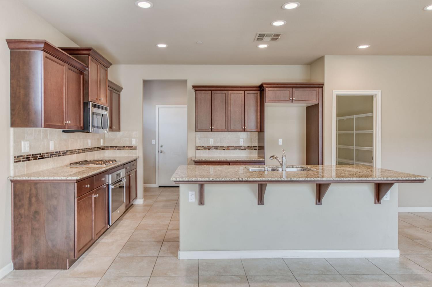 3460 Griffith Ave, Clovis, CA 93619