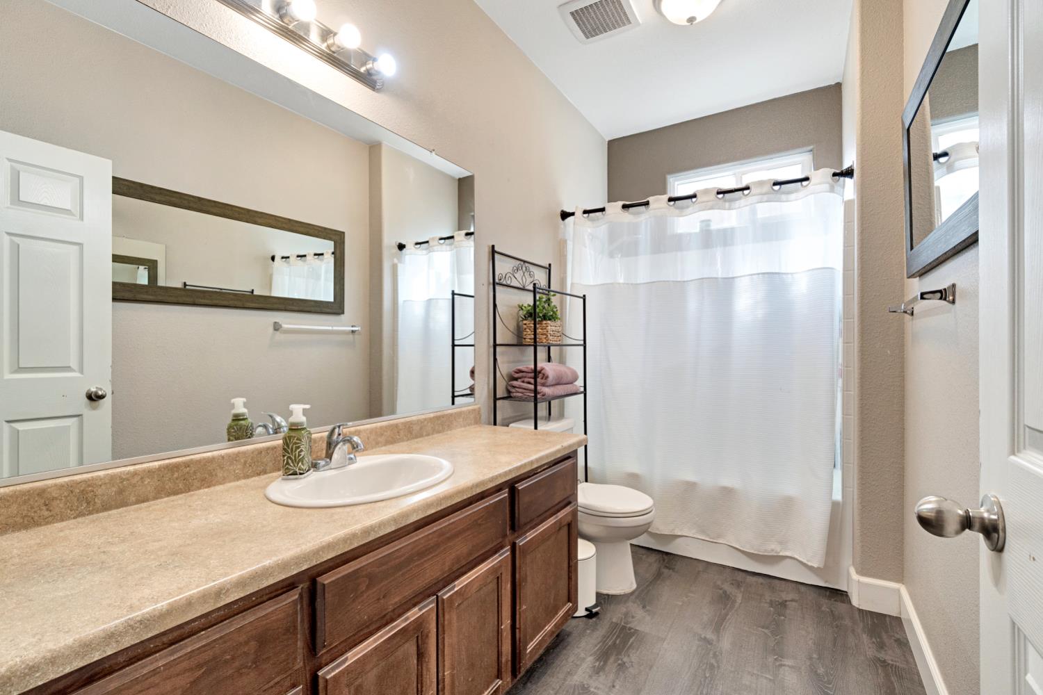 8460 Foothill Ave, Parlier, CA 93648