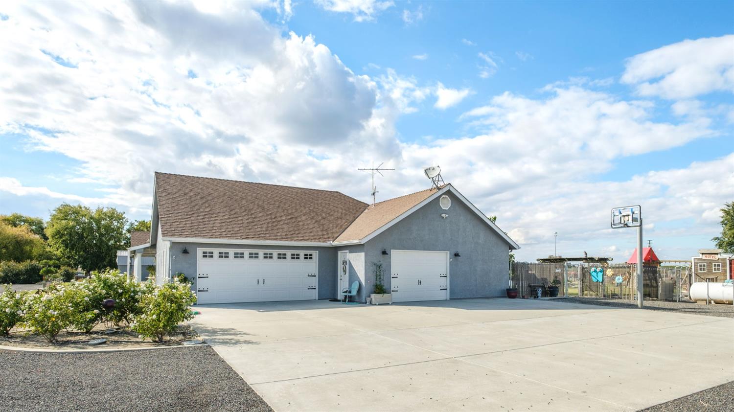 17534 Lacey Blvd, Lemoore, CA 93245