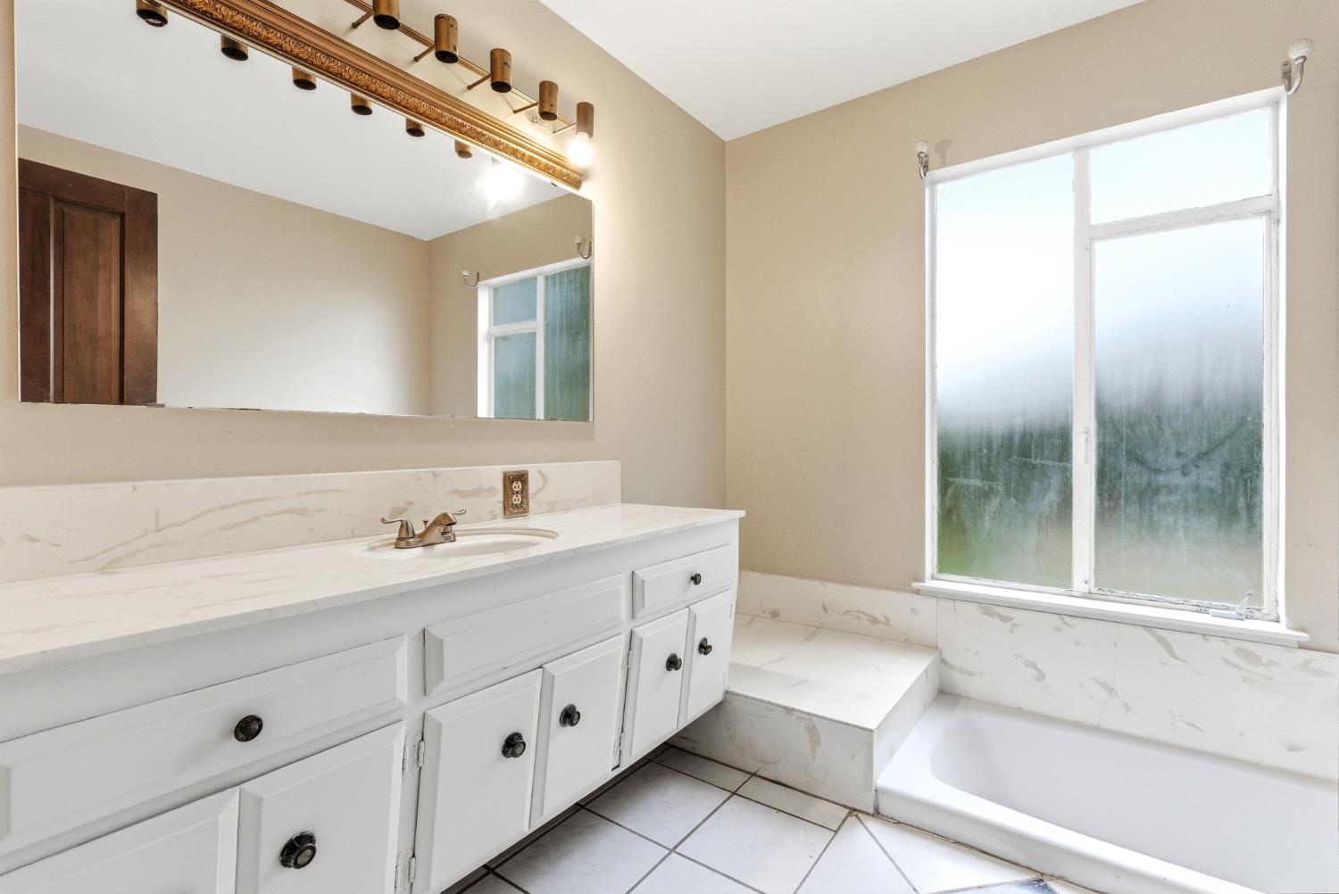 2579 Almond Ave, Sanger, CA 93657