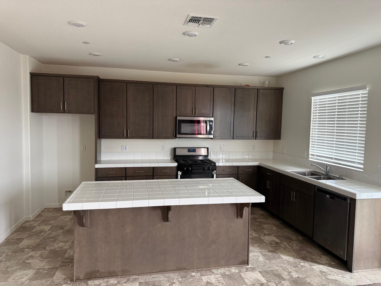 1469 Rinconada Dr, Madera, CA 93637