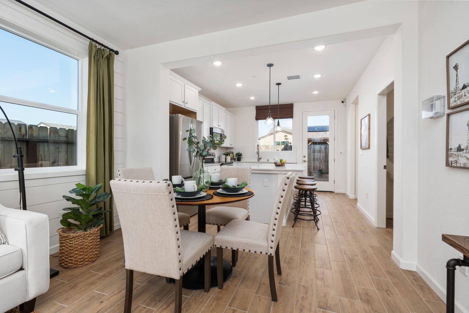 6528 E Blushing Dr, Fresno, CA 93727