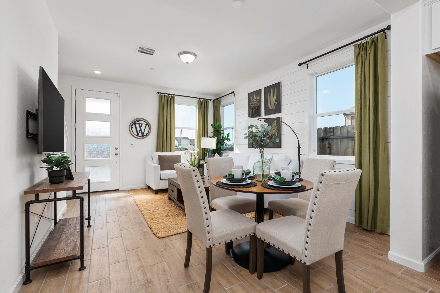 6528 E Blushing Dr, Fresno, CA 93727