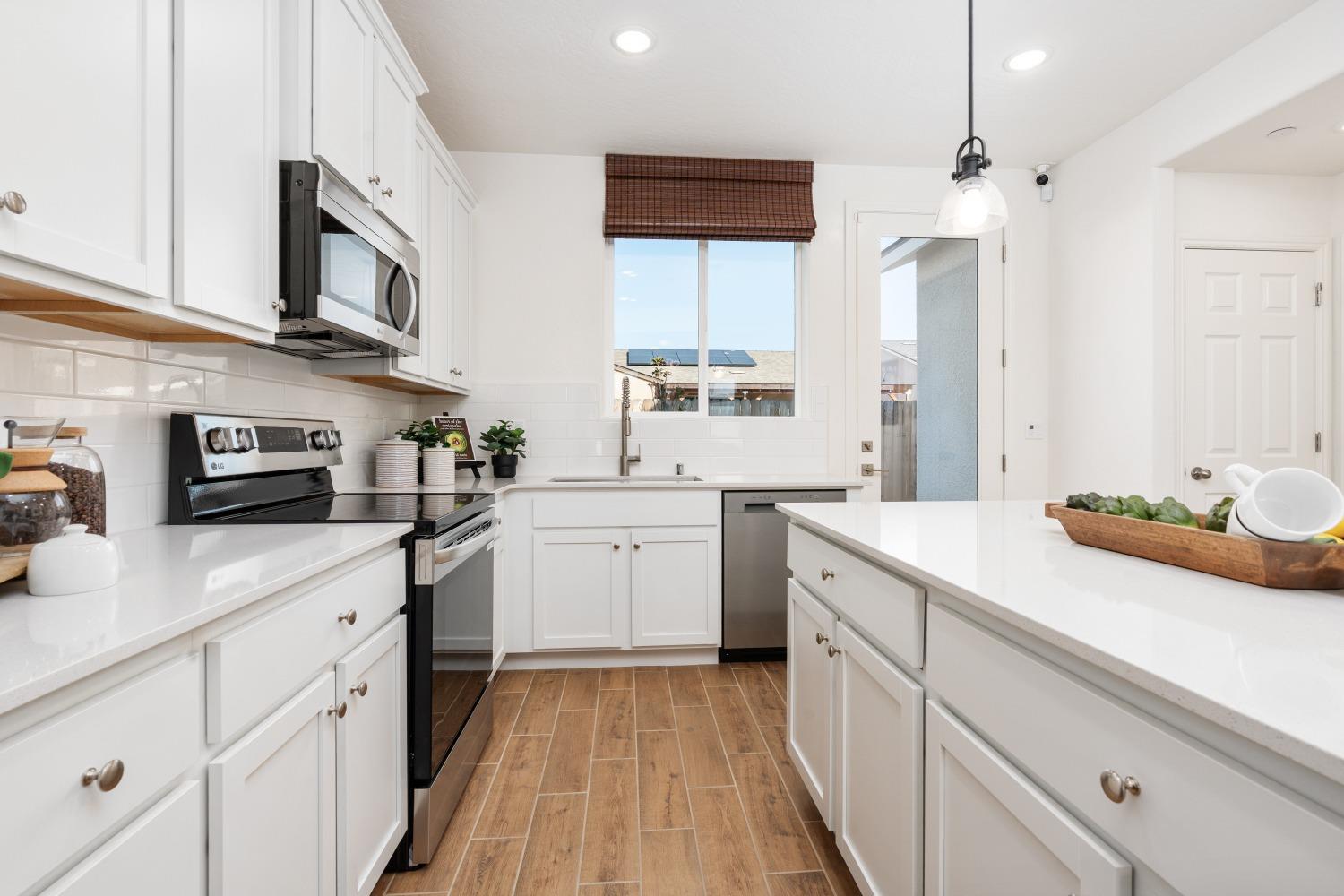 6528 E Blushing Dr, Fresno, CA 93727