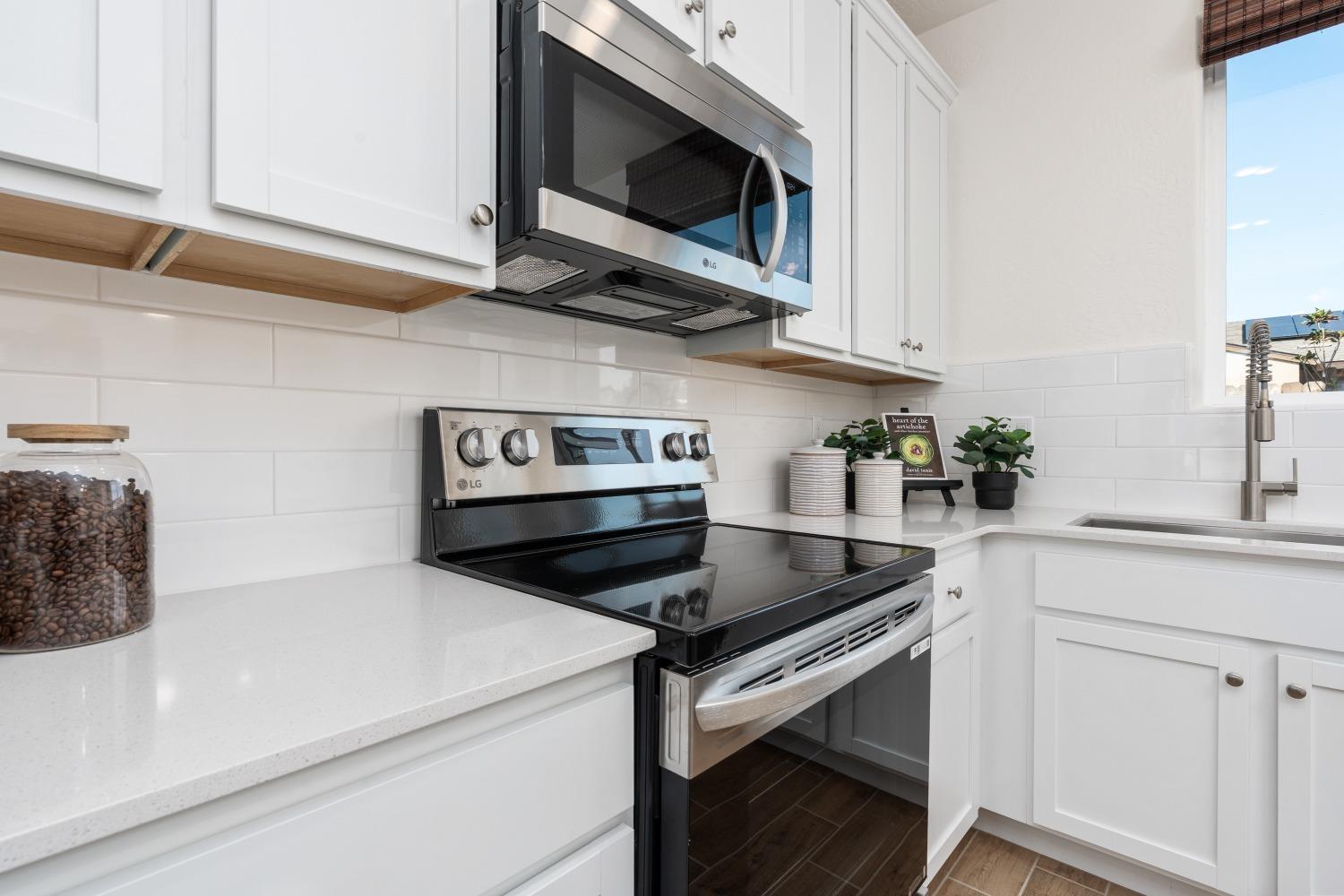 6528 E Blushing Dr, Fresno, CA 93727