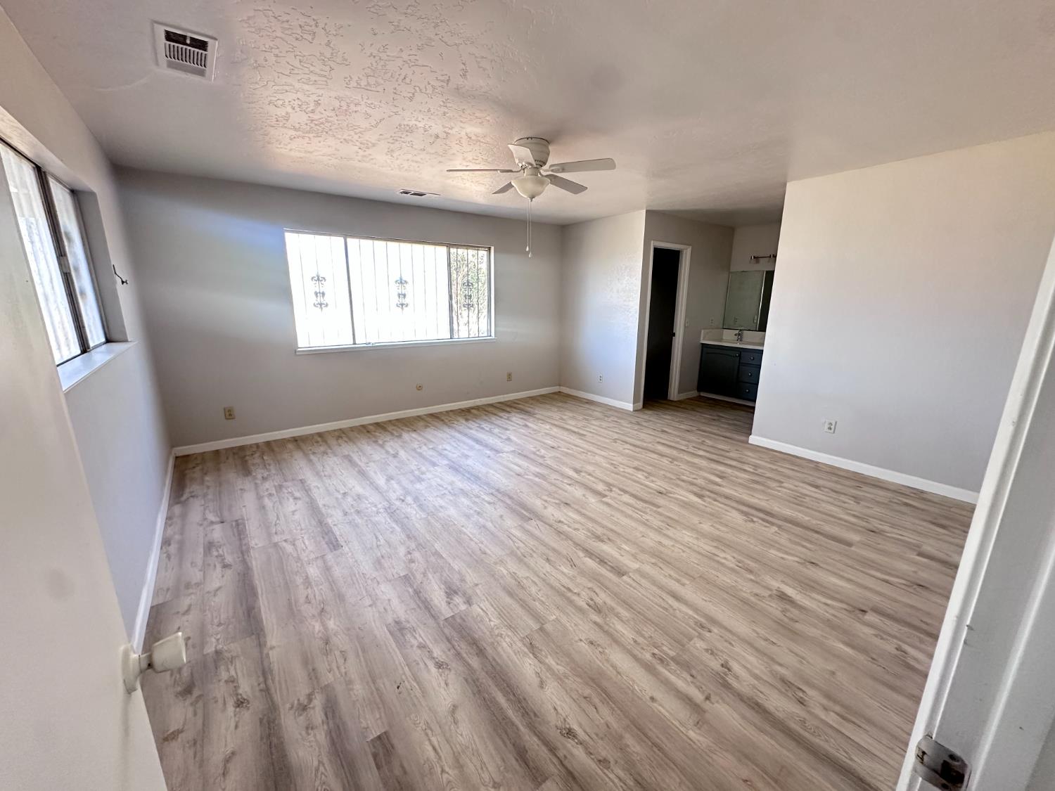 9244 W Lincoln Ave, Fresno, CA 93706