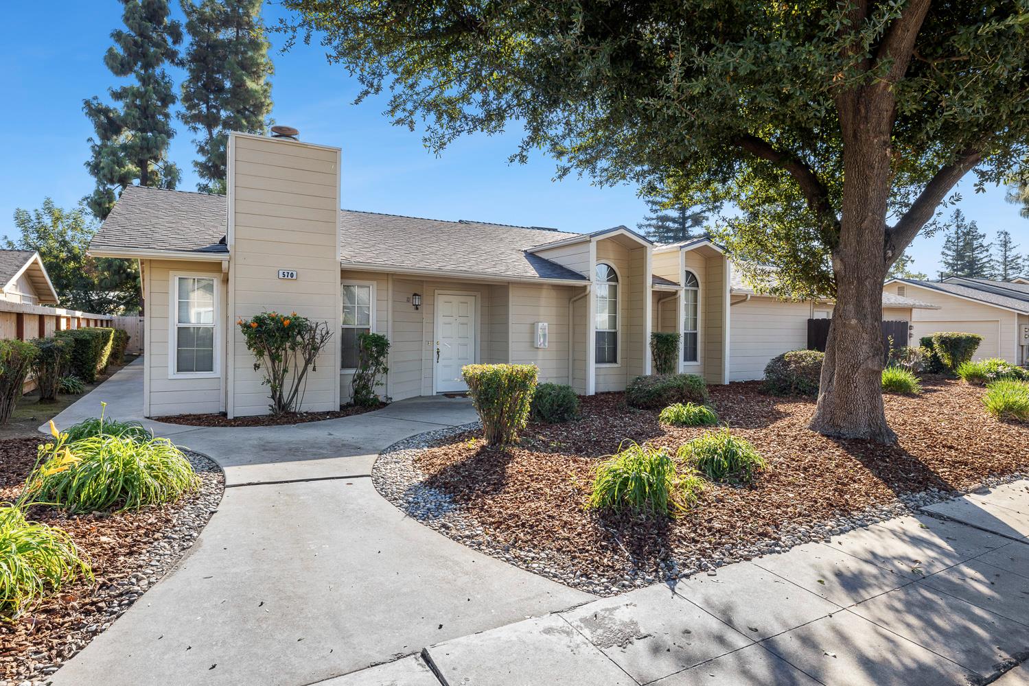 570 W Escalon Ave, Clovis, CA 93612