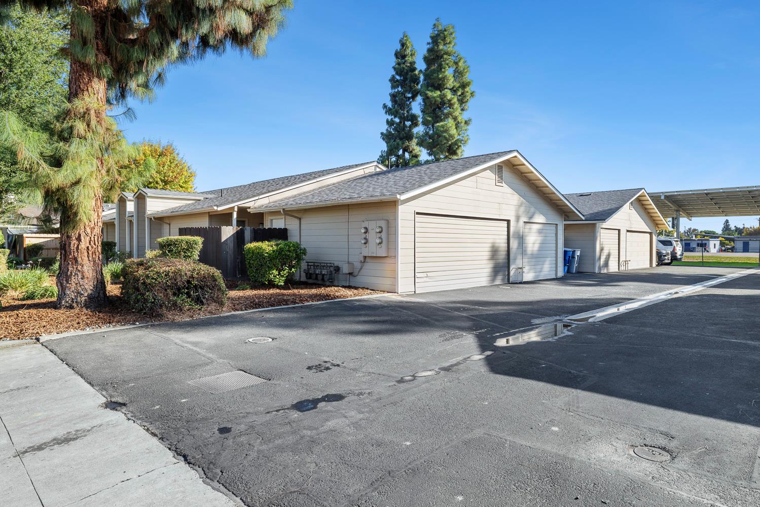 570 W Escalon Ave, Clovis, CA 93612