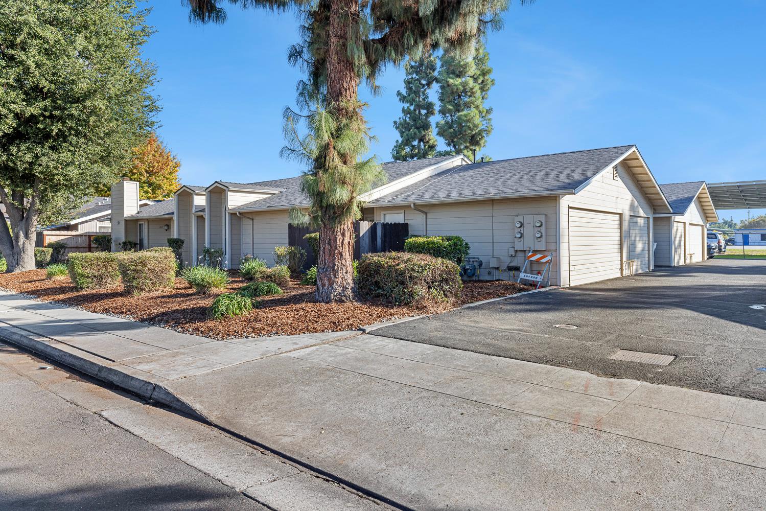 570 W Escalon Ave, Clovis, CA 93612