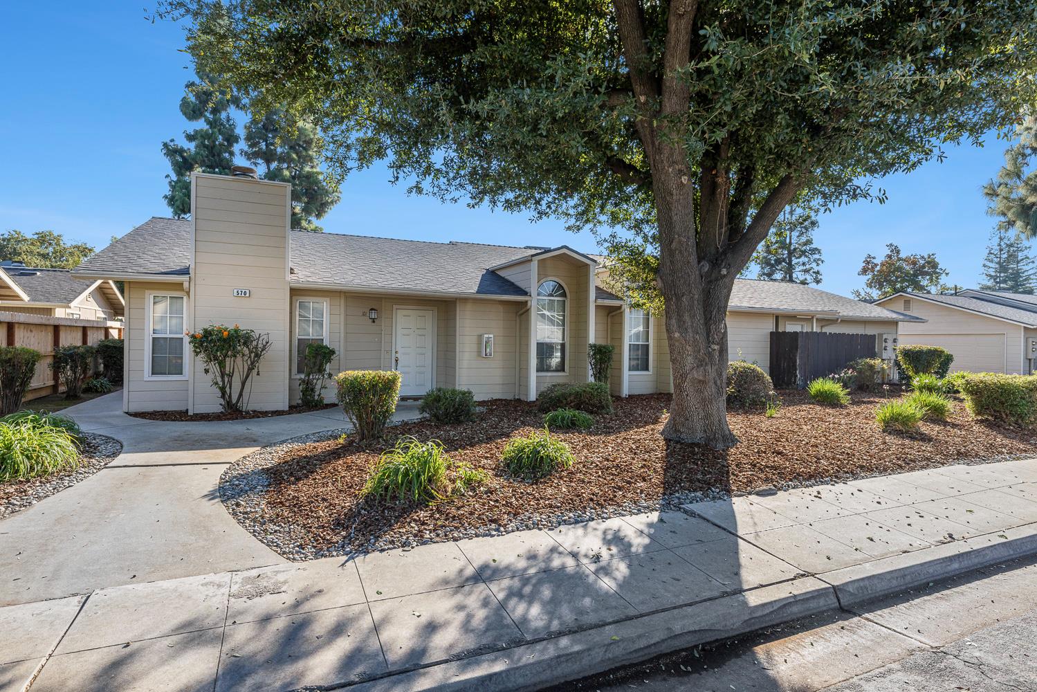 570 W Escalon Ave, Clovis, CA 93612