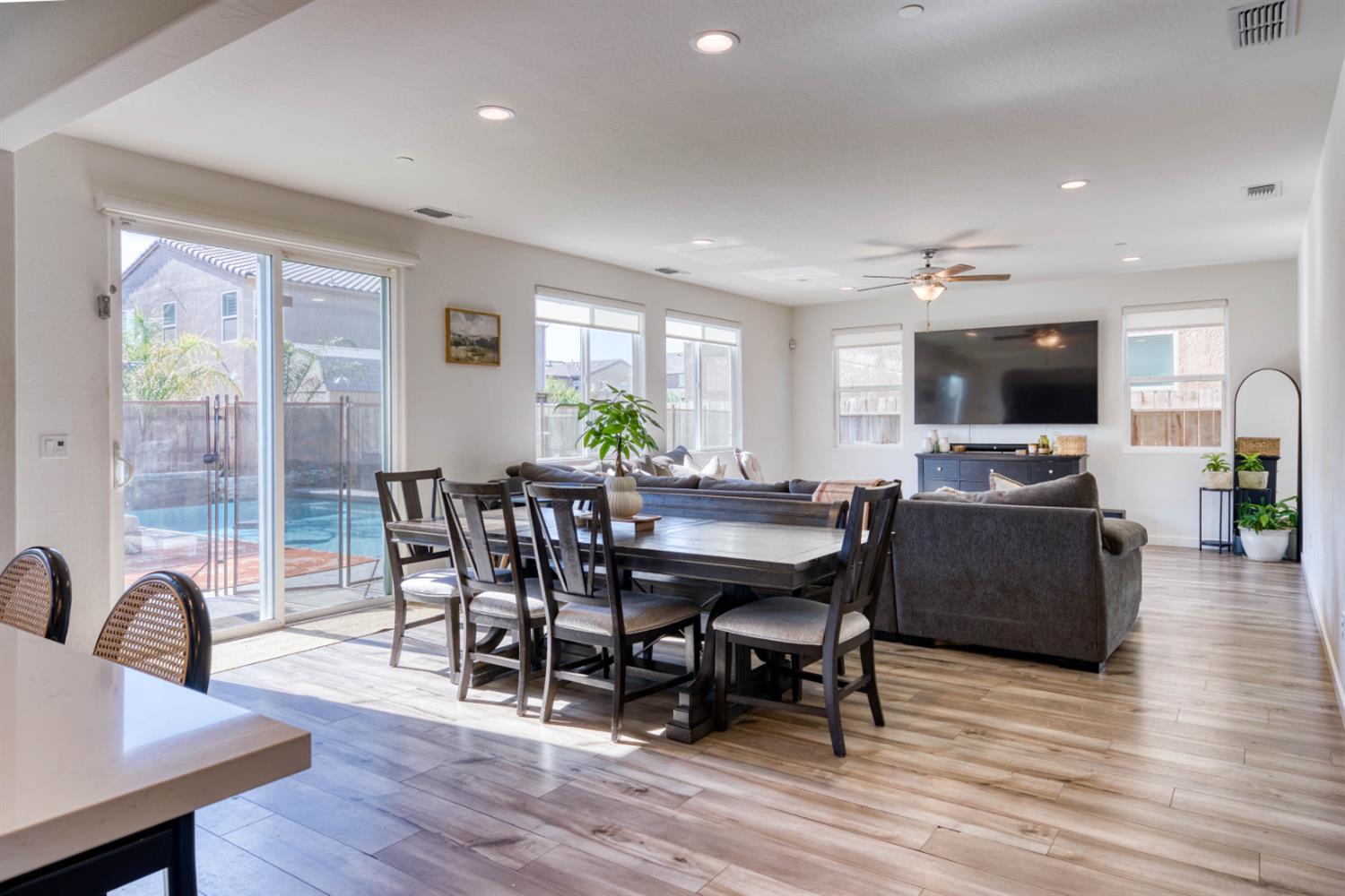 6559 E Berkeley Ave, Fresno, CA 93727