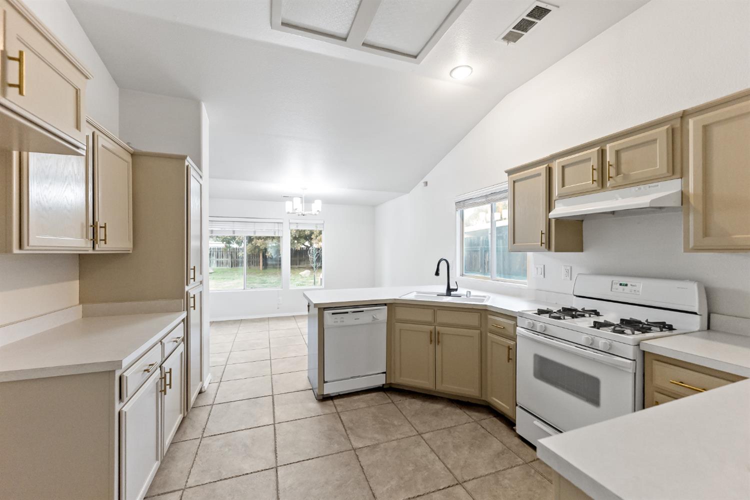 2702 Holt Ave, Sanger, CA 93657