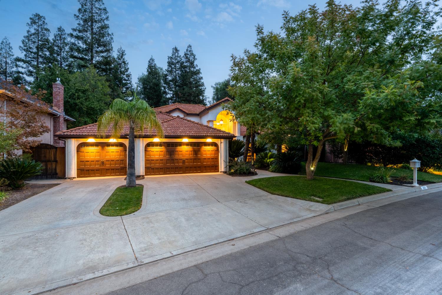 841 E Country View Cir, Fresno, CA 93730