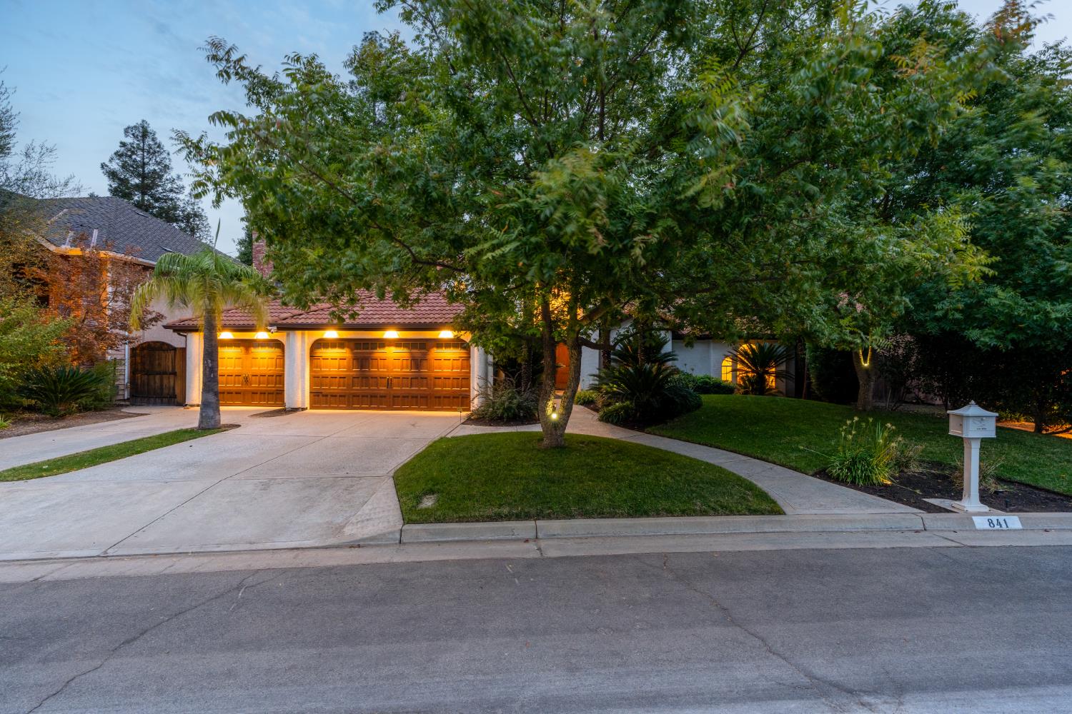 841 E Country View Cir, Fresno, CA 93730