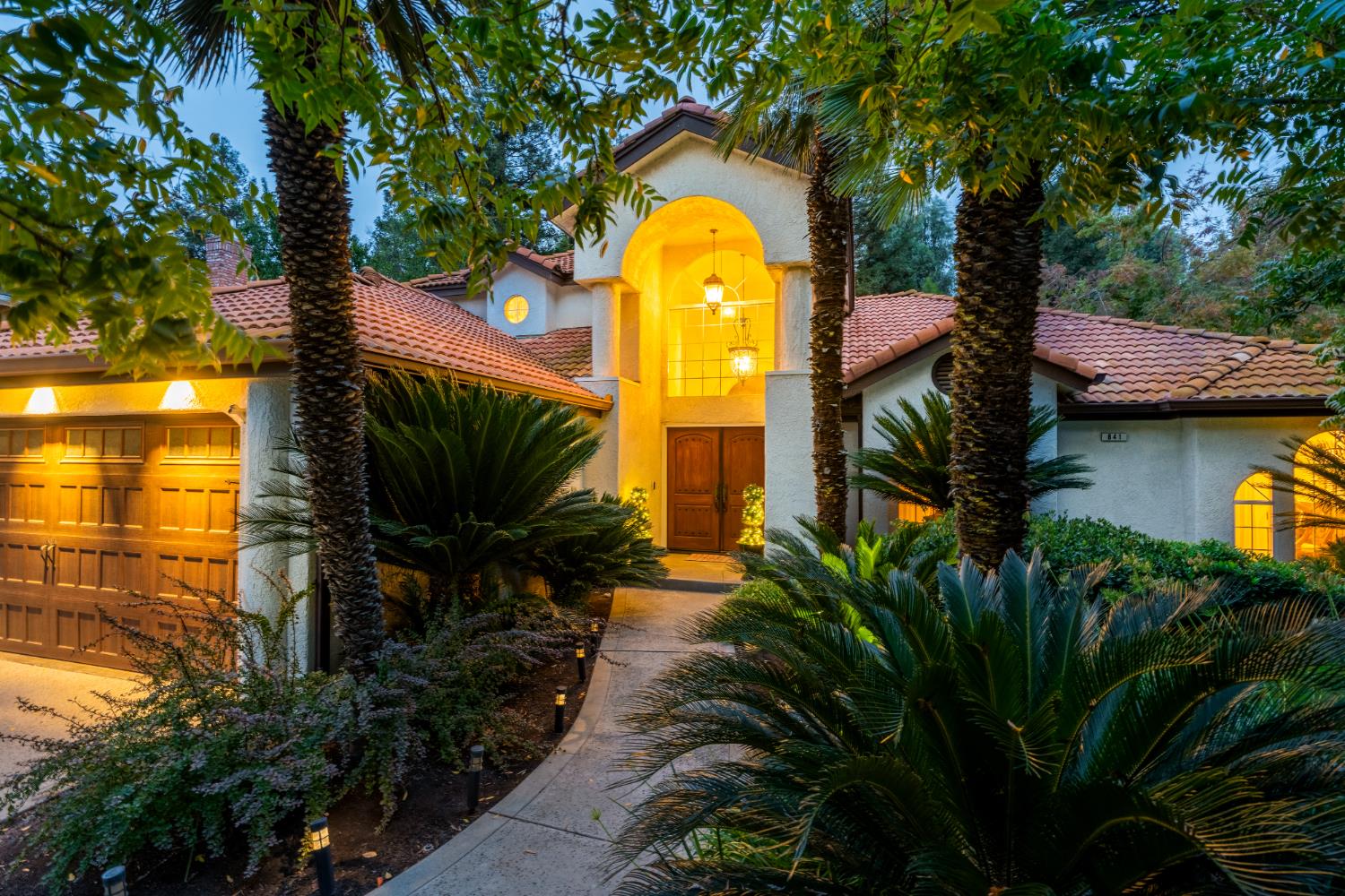 841 E Country View Cir, Fresno, CA 93730