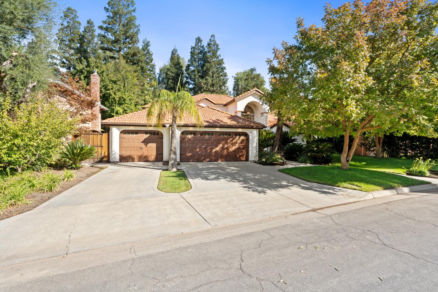 841 E Country View Cir, Fresno, CA 93730