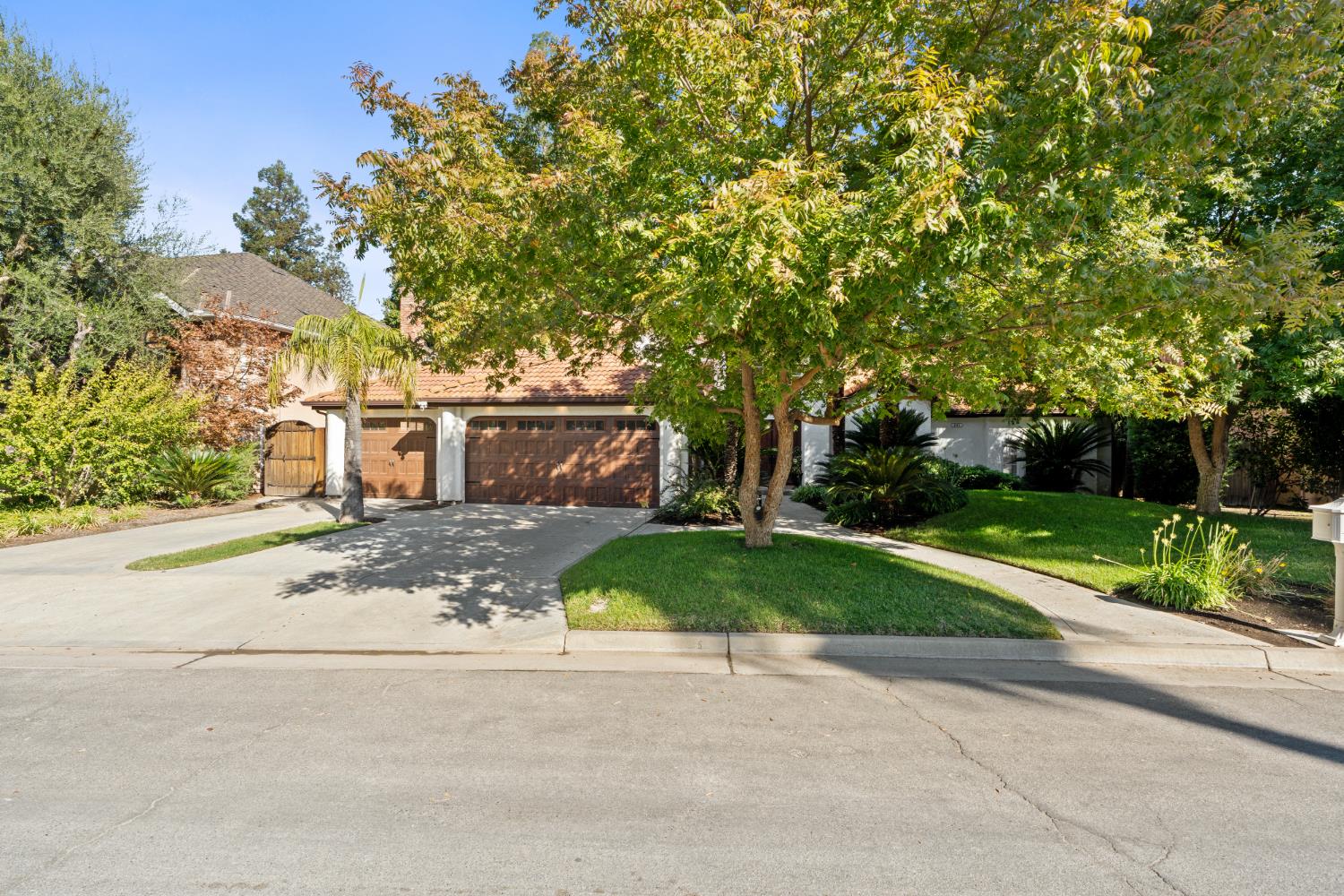 841 E Country View Cir, Fresno, CA 93730