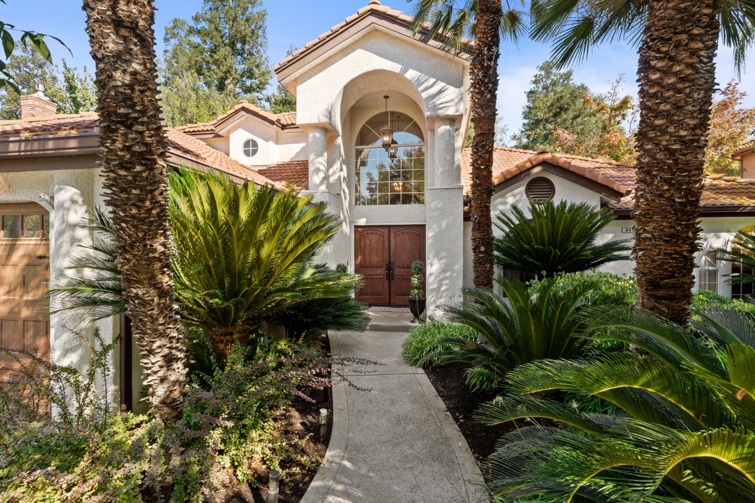 841 E Country View Cir, Fresno, CA 93730